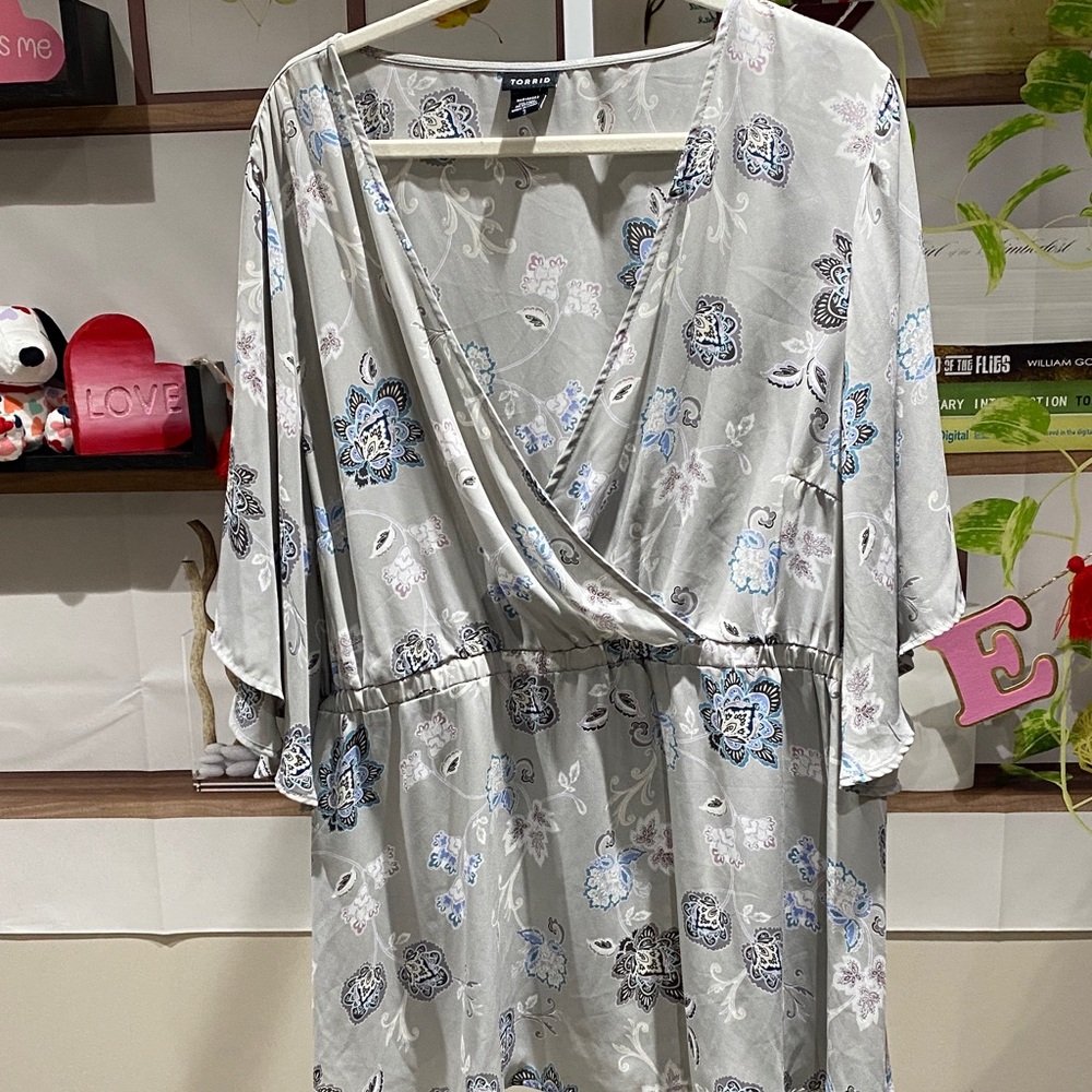 Torrid Gray Floral Blouse size 3. Ptp is 26.